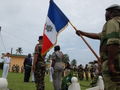 Le drapeau de l'Association Gabonaise des membres de l'Ordre National du Mérite