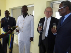 Le Maire, Le Préfet, l'Ambassadeur et le Député dégustent une coupe de champagne.